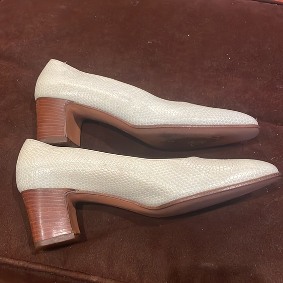 Salvature Ferragamo women / children shoes lightly used size 5 1/2 B. Tan color - Picture 6 of 16